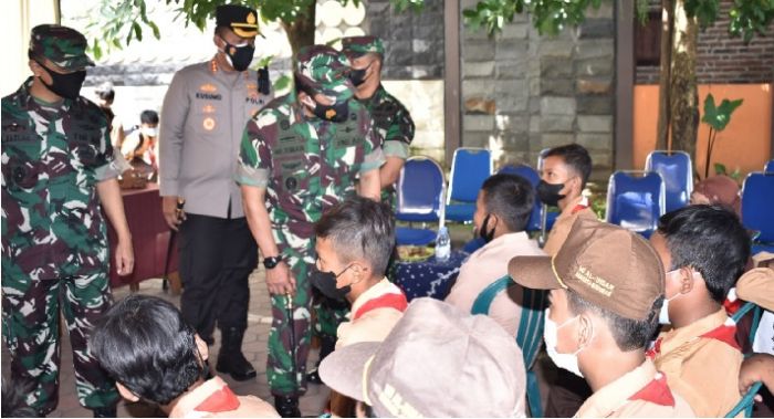 Danrem 084/BJ Tinjau Serbuan Vaksinasi Anak Usia 6-11 Tahun Danrem 084/BJ Tinjau Serbuan Vaksinasi Anak Usia 6-11 Tahun
