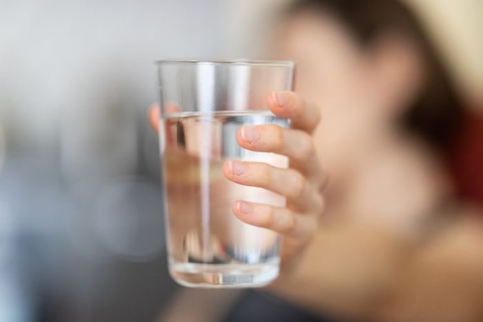 6 Manfaat Minum Air Putih Setelah Bangun Tidur 6 Manfaat Minum Air Putih Setelah Bangun Tidur