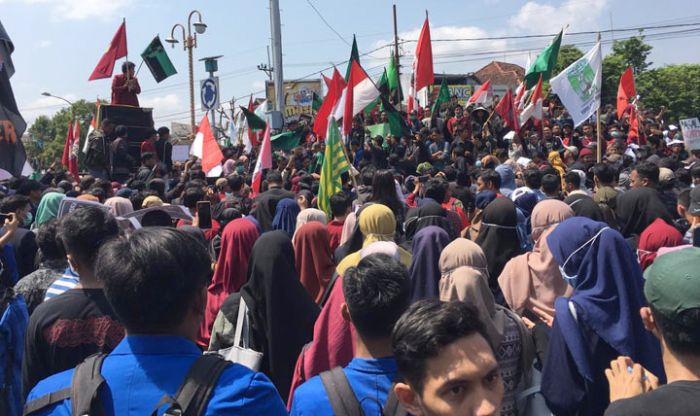 Ribuan Mahasiswa Turun Jalan Tolak Sejumlah Poin Dalam RUU KUHP dan Revisi UU KPK