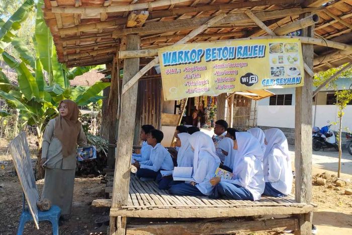 Belajar di Gardu Selama 4 Tahun, SMP di Kedungdung Sampang Butuh Perhatian Pemerintah Belajar di Gardu Selama 4 Tahun, SMP di Kedungdung Sampang Butuh Perhatian Pemerintah