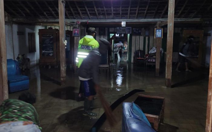 Banjir Bandang Landa Ngawi, Polisi Bersama Warga Kedunggalar Bersihkan Sisa Lumpur