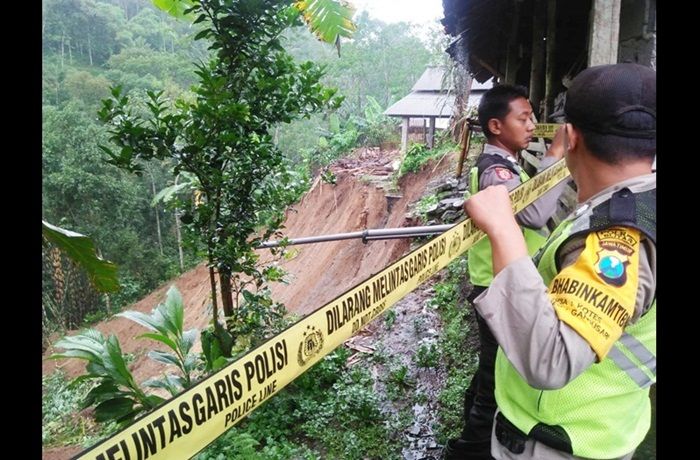 ​Hujan Deras Sebabkan Longsor di Blitar, Hewan Ternak Warga Ikut Tertimbun