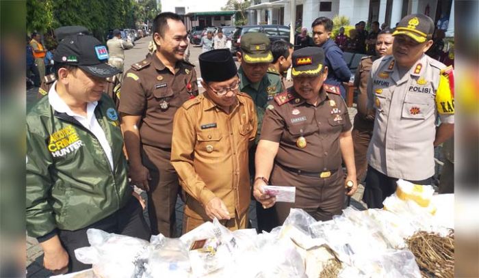 Kejari Kota Malang Musnahkan Aneka Barang Bukti Hasil dari 234 Perkara Kejari Kota Malang Musnahkan Aneka Barang Bukti Hasil dari 234 Perkara