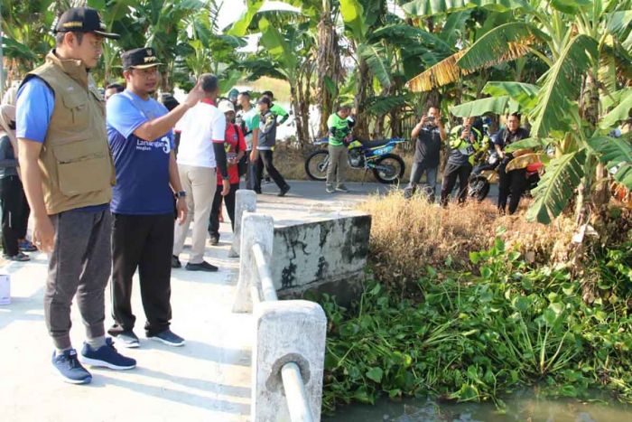 Gunakan Trail, Bupati Lamongan Tinjau Kerja Bakti Pembersihan Eceng Gondok