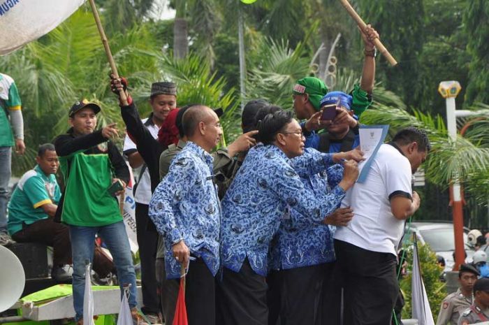 Didemo Ribuan Buruh, Sambari Revisi Usulan UMK Gresik 2017 Jadi Rp 3,7 Juta Didemo Ribuan Buruh, Sambari Revisi Usulan UMK Gresik 2017 Jadi Rp 3,7 Juta