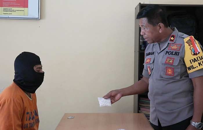 Pemuda Desa Lambangan Ditangkap Polisi Karena Edarkan Pil Koplo Pemuda Desa Lambangan Ditangkap Polisi Karena Edarkan Pil Koplo