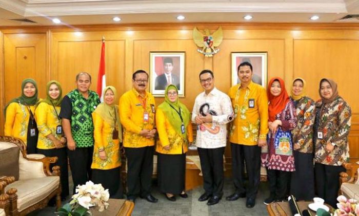 Jadi Ikon Perubahan Birokrasi, BKKBN Jatim Terima Penghargaan WBK dan WBBM 2019 Jadi Ikon Perubahan Birokrasi, BKKBN Jatim Terima Penghargaan WBK dan WBBM 2019