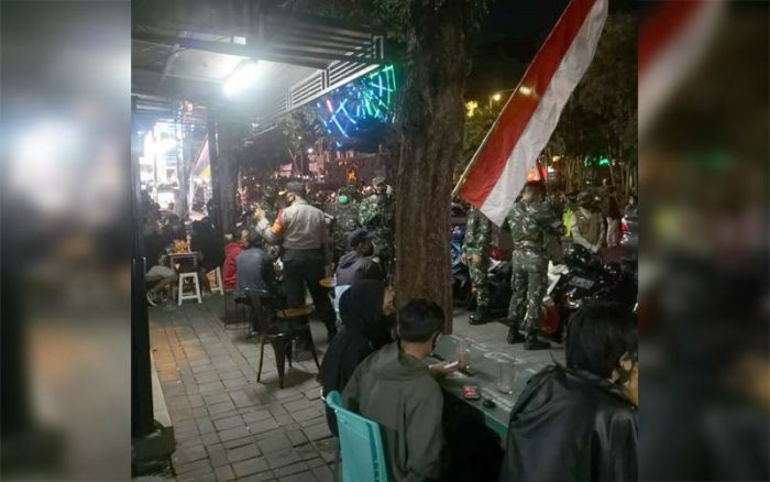 Operasi Masker di Alun-alun Kota Batu, Pelanggar Disanksi Menyanyikan Lagu Wajib Operasi Masker di Alun-alun Kota Batu, Pelanggar Disanksi Menyanyikan Lagu Wajib