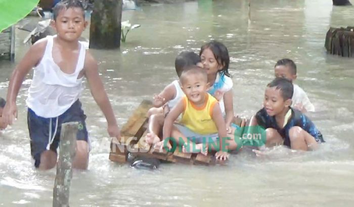 Banjir Jombang, Ratusan Warga Mulai Terserang Gatal-gatal dan Diare Banjir Jombang, Ratusan Warga Mulai Terserang Gatal-gatal dan Diare