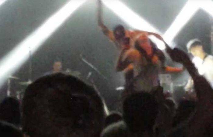 Vokalis Band Tendang Fans ABG yang Selfie di Panggung Vokalis Band Tendang Fans ABG yang Selfie di Panggung