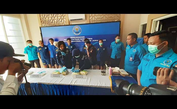 Amankan 6 Tersangka, BNNP Jatim Musnahkan 5,2 Kg Sabu Amankan 6 Tersangka, BNNP Jatim Musnahkan 5,2 Kg Sabu