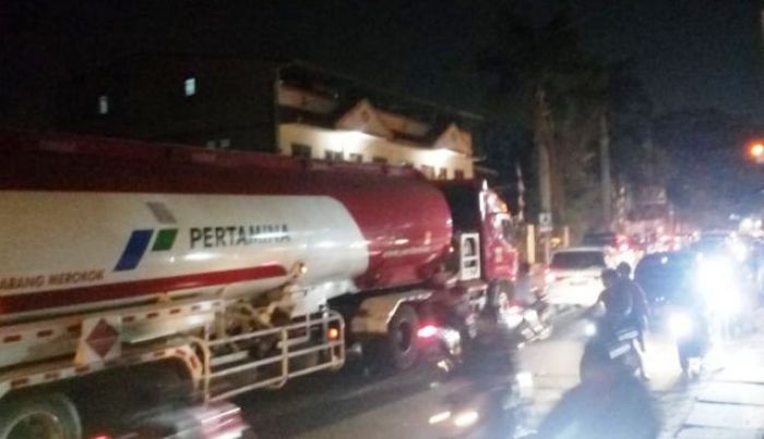 Truk Tangki Pertamina Mogok, Jalur Gumitir Macet Truk Tangki Pertamina Mogok, Jalur Gumitir Macet
