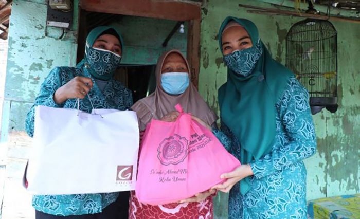 Istri Bupati dan Wabup Sidoarjo Blusukan, Salurkan Sembako di Beberapa Desa Krian Istri Bupati dan Wabup Sidoarjo Blusukan, Salurkan Sembako di Beberapa Desa Krian