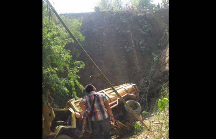 Truk Pasir di Kediri Terperosok ke Jurang, Kuli Pasir Tewas Truk Pasir di Kediri Terperosok ke Jurang, Kuli Pasir Tewas