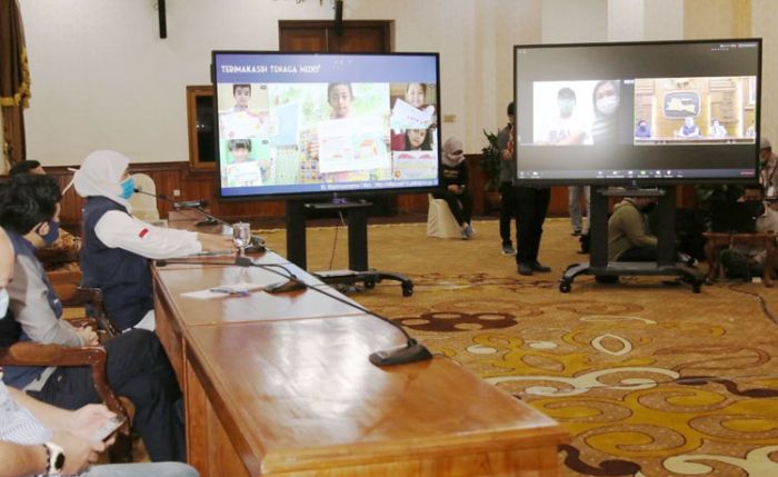 Lewat Video Conference, Gubernur Khofifah Ucapkan Selamat pada Pasien yang Sembuh dari Covid-19 Lewat Video Conference, Gubernur Khofifah Ucapkan Selamat pada Pasien yang Sembuh dari Covid-19
