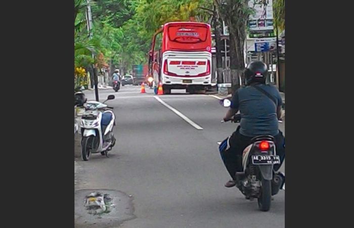 Parkir Bus Sembarangan, Biro Jasa Pariwisata di Dekat TPU Giri Sampoerna Pacitan Diprotes Warga Parkir Bus Sembarangan, Biro Jasa Pariwisata di Dekat TPU Giri Sampoerna Pacitan Diprotes Warga