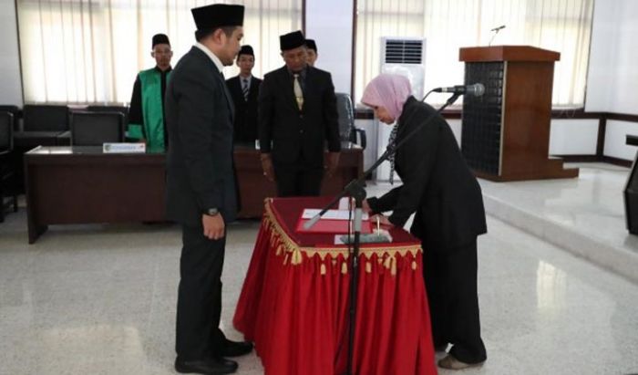 Pejabat yang Dilantik Harus Bekerja Profesional, Terutama Dalam Melayani Masyarakat Pejabat yang Dilantik Harus Bekerja Profesional, Terutama Dalam Melayani Masyarakat