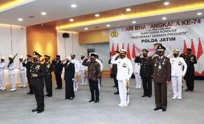 Dihadiri Forkopimda, Kapolda Jatim Rayakan HUT Bhayangkara ke-74 Dihadiri Forkopimda, Kapolda Jatim Rayakan HUT Bhayangkara ke-74