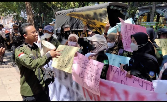 Tolak Kenaikan Harga Tiket Kapal, Mahasiswa Asal Bawean Demo di Gedung DPRD Gresik