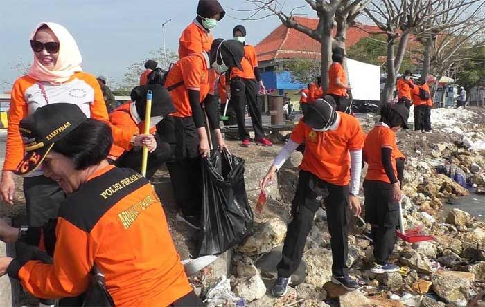 Bakti Sosial HUT Polwan ke-70: Polwan Polres Bangkalan Bersih-bersih Dermaga Kamal Bakti Sosial HUT Polwan ke-70: Polwan Polres Bangkalan Bersih-bersih Dermaga Kamal
