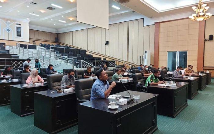 DPRD Jombang Respons Keluhan Buruh Korban PHK Selama Pandemi Covid-19 DPRD Jombang Respons Keluhan Buruh Korban PHK Selama Pandemi Covid-19