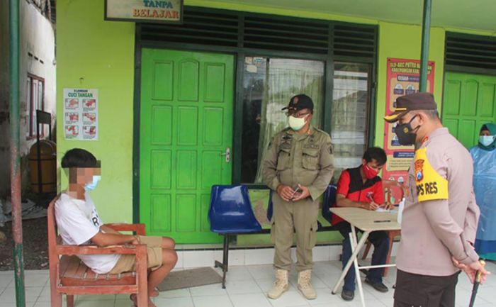 Operasi Yustisi di Kademangan Blitar, Satu Warga Reaktif Tes Swab Antigen Operasi Yustisi di Kademangan Blitar, Satu Warga Reaktif Tes Swab Antigen