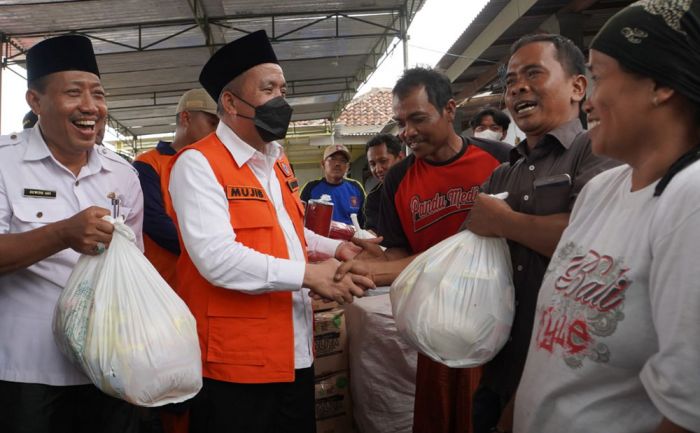 Wabup Pasuruan Salurkan Bantuan ke Korban Puting Beliung Desa Candibinangun Wabup Pasuruan Salurkan Bantuan ke Korban Puting Beliung Desa Candibinangun