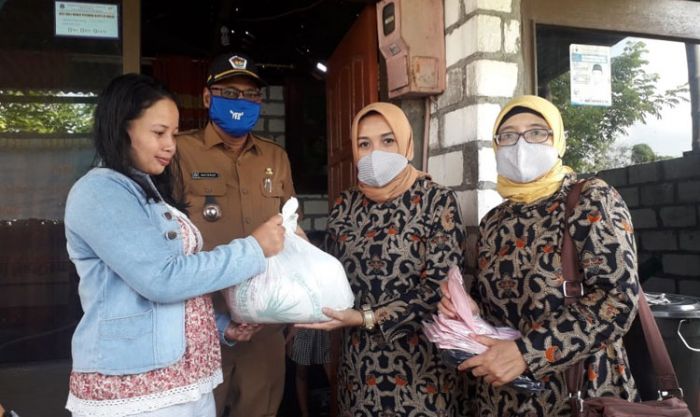 Peduli Banjir dan Covid-19, GOPTKI Lamongan Bagikan Sembako Peduli Banjir dan Covid-19, GOPTKI Lamongan Bagikan Sembako