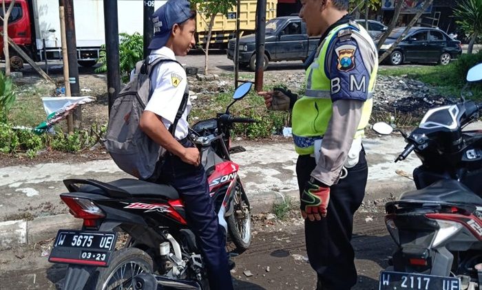 ​Sebulan, Satlantas Polresta Sidoarjo Tilang 10.050 Pengendara Tak Pakai Helm dan Lawan Arus