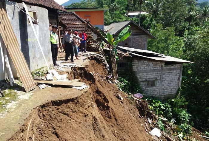 BPBD Blitar: Delapan Rumah Terdampak Longsor di Krisik Perlu Direlokasi BPBD Blitar: Delapan Rumah Terdampak Longsor di Krisik Perlu Direlokasi
