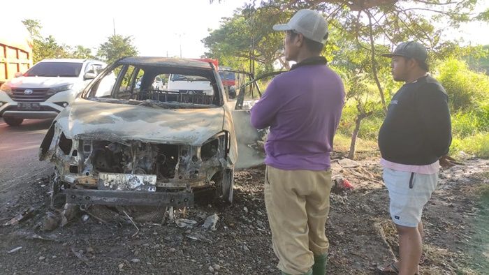 Mobil Toyota Kijang Innova Tiba-tiba Terbakar di Jalan Raya Porong Lama Mobil Toyota Kijang Innova Tiba-tiba Terbakar di Jalan Raya Porong Lama