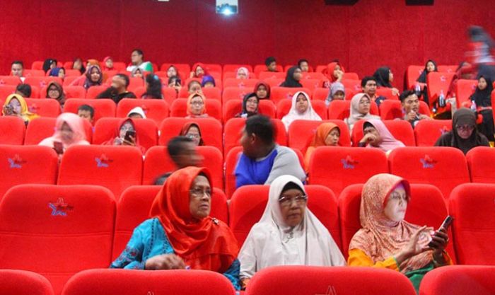 Nuri Ajak Yatim Piatu Nobar Film Anak Garuda Nuri Ajak Yatim Piatu Nobar Film Anak Garuda