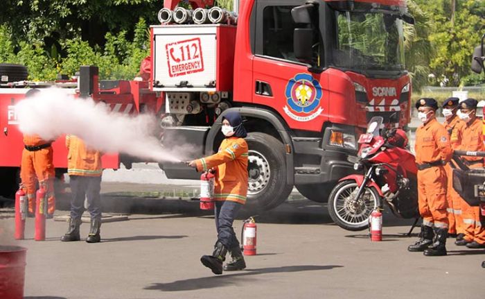 Dinas PMK Kota Surabaya Gelar Simulasi Mitigasi Bencana Kebakaran Dinas PMK Kota Surabaya Gelar Simulasi Mitigasi Bencana Kebakaran