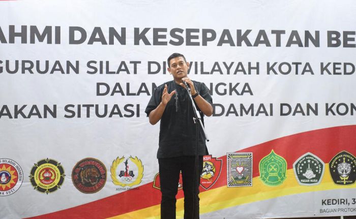 Teken Kesepakatan Bersama, Wali Kota Kediri Ajak 14 Perguruan Pencak Silat Jaga Kondusivitas Teken Kesepakatan Bersama, Wali Kota Kediri Ajak 14 Perguruan Pencak Silat Jaga Kondusivitas