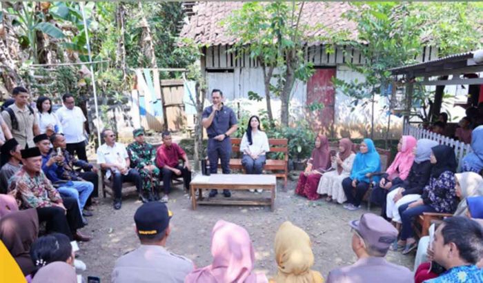 AHY Serahkan Sertifikat Tanah Elektronik di Wonorejo Semarang AHY Serahkan Sertifikat Tanah Elektronik di Wonorejo Semarang