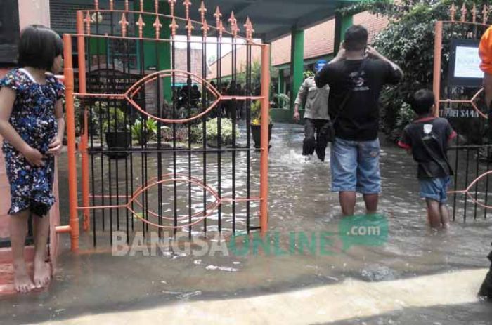 Banjir Luapan Kali Sadar Sentuh 3 Kecamatan, Warga Mulai Krisis Air Bersih dan Gatal-gatal Banjir Luapan Kali Sadar Sentuh 3 Kecamatan, Warga Mulai Krisis Air Bersih dan Gatal-gatal