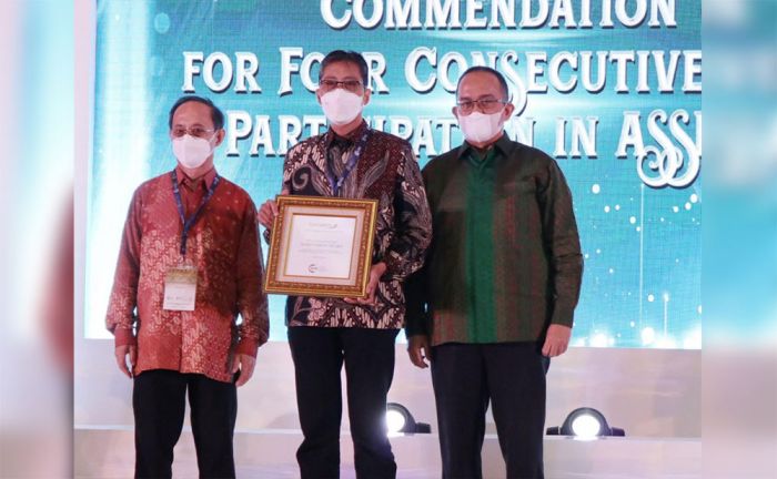 Bank Jatim Raih Penghargaan Gold Rank ASRRAT 2021 Bank Jatim Raih Penghargaan Gold Rank ASRRAT 2021