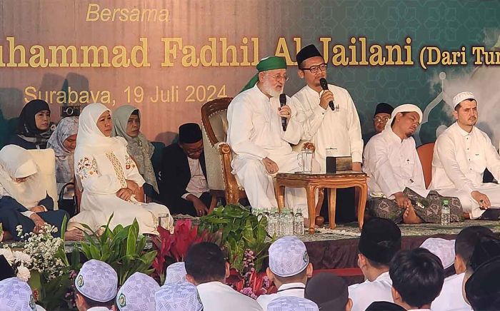 Khofifah Ajak Syeikh Fadhil Al Jailani Bagikan Kunci Sukses Menuntut Ilmu untuk Siswa Khadijah Khofifah Ajak Syeikh Fadhil Al Jailani Bagikan Kunci Sukses Menuntut Ilmu untuk Siswa Khadijah