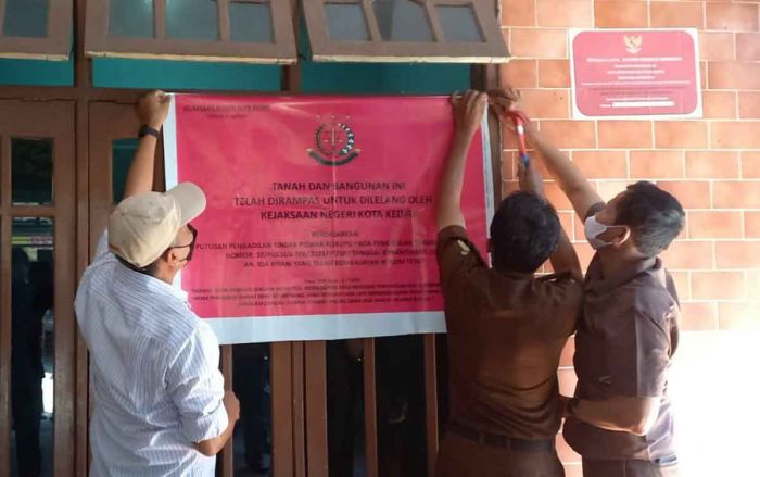 Kejari Kota Kediri Kosongkan Rumah Terpidana Korupsi BPR Kejari Kota Kediri Kosongkan Rumah Terpidana Korupsi BPR
