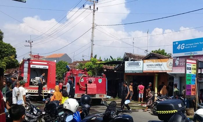 Toko Bahan Bangunan Milik Warga Kanigaran Kota Probolinggo Terbakar