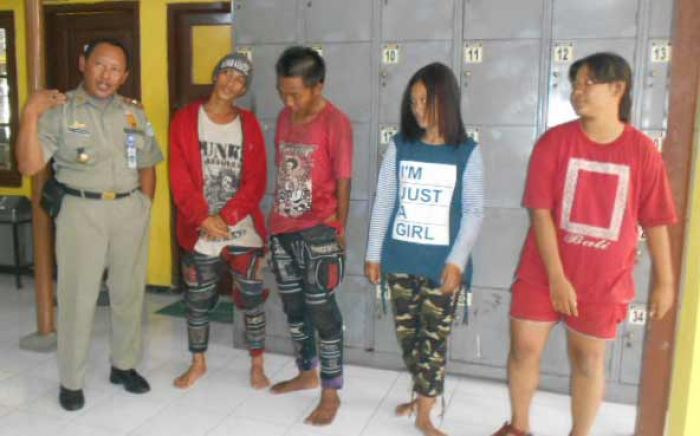 Satpol PP Amankan 4 Anjal, Salah Satunya Siswa SMP Negeri Lamongan Satpol PP Amankan 4 Anjal, Salah Satunya Siswa SMP Negeri Lamongan