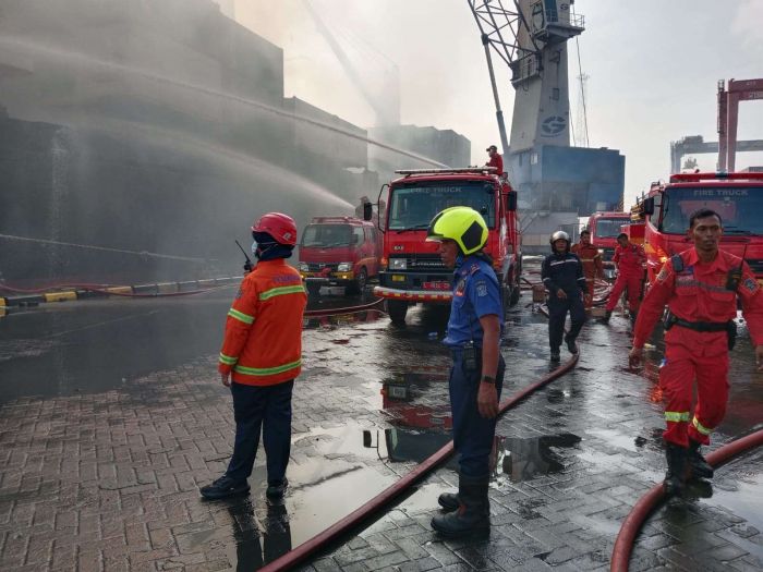 Kapal Peti Kemas Verizon Terbakar di Tanjung Perak, Api Padam Setelah 4 Jam