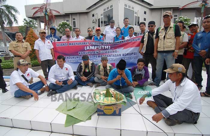 DPRD Jombang Diduga Dibidik KPK, AMPUTH Sindir dengan Doa Bersama agar Anggota Dewan Selamat