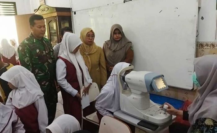 TMMD Sidoarjo Ajak Masyarakat Penambangan Jaga Kesehatan Mata TMMD Sidoarjo Ajak Masyarakat Penambangan Jaga Kesehatan Mata