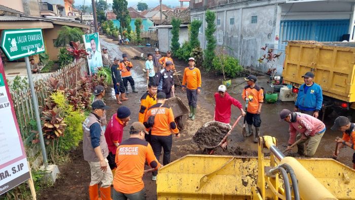 Pascabanjir Bumiaji, BPBD Kota Batu Lakukan Upaya Pembersihan Material dan Lumpur Pascabanjir Bumiaji, BPBD Kota Batu Lakukan Upaya Pembersihan Material dan Lumpur