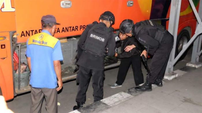 Jelang Pengumuman Pemilu, Kapolresta Sidoarjo Pimpin Razia di Terminal Purabaya Jelang Pengumuman Pemilu, Kapolresta Sidoarjo Pimpin Razia di Terminal Purabaya