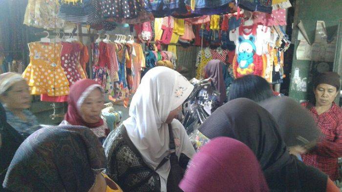 Puasa Baru Seminggu, Pusat Perbelajaan di Pamekasan Sudah Diserbu Pembeli Puasa Baru Seminggu, Pusat Perbelajaan di Pamekasan Sudah Diserbu Pembeli