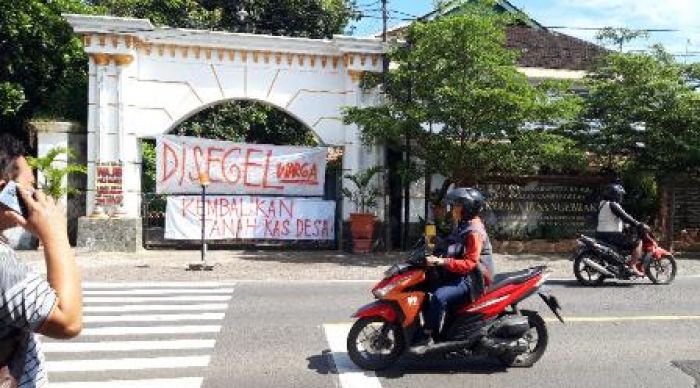 Tuntut Kembalikan Tanah Kas Desa, Berakhir Penyegelan Pintu Gerbang Kantor Desa Ngebrak