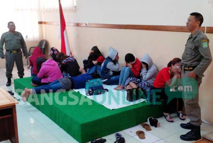 Giliran Tretes Diobok-obok, 12 PSK Diciduk, 4 Positif Terjangkit HIV/AIDS Giliran Tretes Diobok-obok, 12 PSK Diciduk, 4 Positif Terjangkit HIV/AIDS