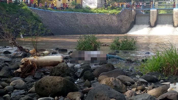 Janda Kembang Ngastemi Bangsal Mojokerto Ditemukan Tewas di Tepi Sungai Janda Kembang Ngastemi Bangsal Mojokerto Ditemukan Tewas di Tepi Sungai